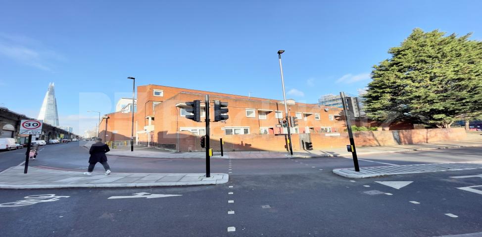 stylish and contemporary three bed flat with garden Coxson way , Tower Bridge